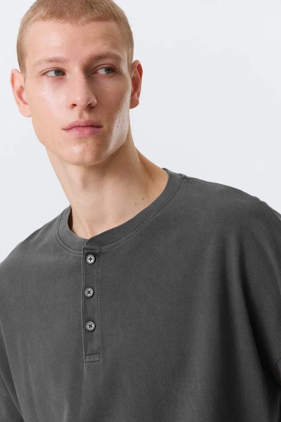 Camiseta Henley holgada de manga larga – Gris oscuro Camiseta Henley holgada de manga larga – Gris oscuro