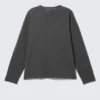 Camiseta Henley holgada de manga larga – Gris oscuro Camiseta Henley holgada de manga larga – Gris oscuro