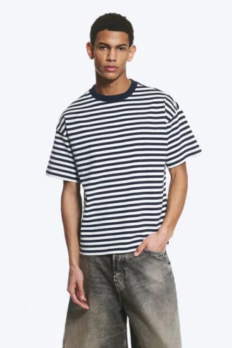 Camiseta holgada – Blanca – Rayas azul marino
