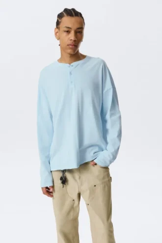 Camiseta holgada de manga larga con cuello Henley – Azul claro