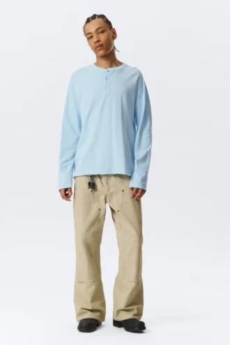 Camiseta holgada de manga larga con cuello Henley – Azul claro