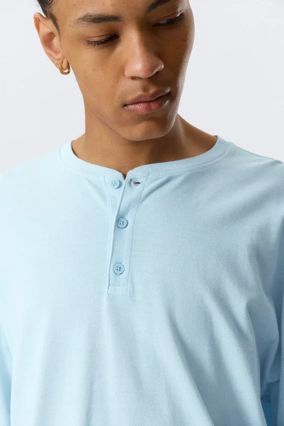 Camiseta holgada de manga larga con cuello Henley – Azul claro Camiseta holgada de manga larga con cuello Henley – Azul claro