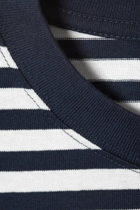 Camiseta holgada de manga larga – Rayas blancas y azul marino Camiseta holgada de manga larga – Rayas blancas y azul marino