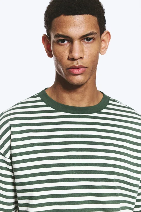Camiseta holgada de manga larga – Rayas blancas y verde oscuro Camiseta holgada de manga larga – Rayas blancas y verde oscuro