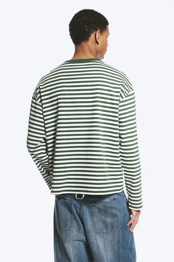 Camiseta holgada de manga larga – Rayas blancas y verde oscuro Camiseta holgada de manga larga – Rayas blancas y verde oscuro