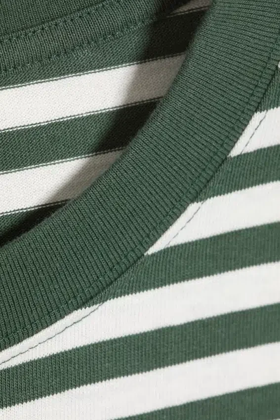 Camiseta holgada de manga larga – Rayas blancas y verde oscuro Camiseta holgada de manga larga – Rayas blancas y verde oscuro