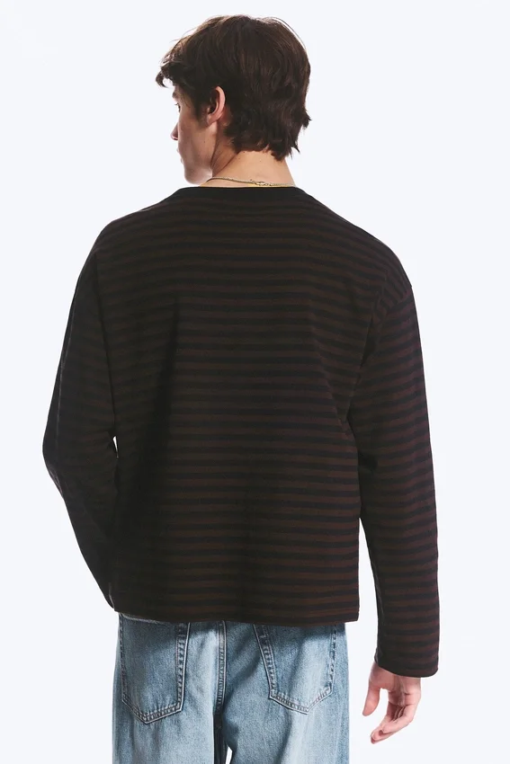 Camiseta holgada de manga larga – Rayas marrón oscuro Camiseta holgada de manga larga – Rayas marrón oscuro