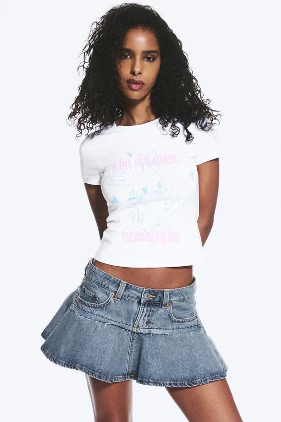 Camiseta mini ajustada con estampados – Blanca – Conejo blanco Camiseta mini ajustada con estampados – Blanca – Conejo blanco