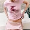 Camiseta mini ajustada con estampados – Rosa – Kiss Camiseta mini ajustada con estampados – Rosa – Kiss