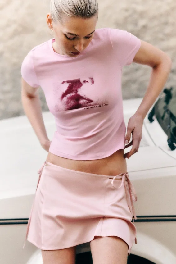 Camiseta mini ajustada con estampados – Rosa – Kiss Camiseta mini ajustada con estampados – Rosa – Kiss