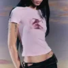 Camiseta mini ajustada con estampados – Rosa – Kiss Camiseta mini ajustada con estampados – Rosa – Kiss