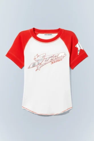 Camiseta mini ajustada de manga corta con estampado – Blanco roto y rojo | Cheap Monday GB