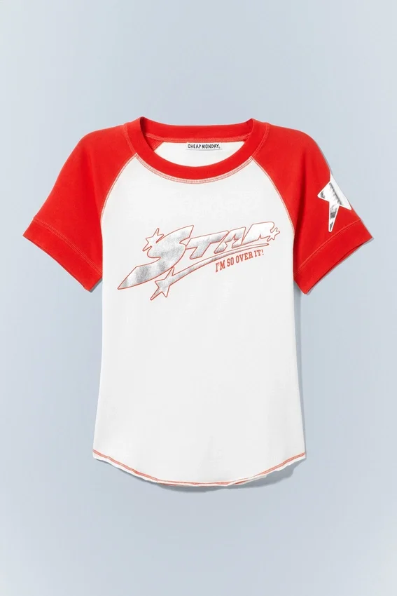 Camiseta mini ajustada de manga corta con estampado – Blanco roto y rojo | Cheap Monday GB Camiseta mini ajustada de manga corta con estampado – Blanco roto y rojo | Cheap Monday GB