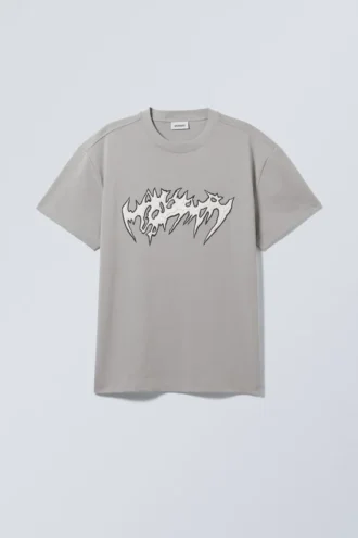 Camiseta oversize con estampados – Banda metálica puntiaguda