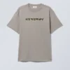 Camiseta oversize con estampados – Gris energía