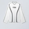 Camiseta oversize de manga larga con cuello en V – Estampada en blanco Camiseta oversize de manga larga con cuello en V – Estampada en blanco