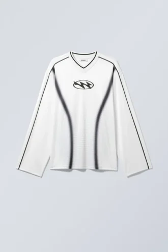 Camiseta oversize de manga larga con cuello en V – Estampada en blanco