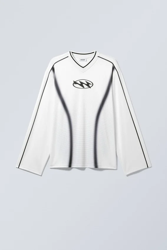 Camiseta oversize de manga larga con cuello en V – Estampada en blanco Camiseta oversize de manga larga con cuello en V – Estampada en blanco