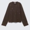 Camiseta oversize de manga larga con tachuelas – Marrón oscuro