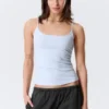 Camiseta sin mangas ajustada con tirantes y cuello redondo – Azul claro Camiseta sin mangas ajustada con tirantes y cuello redondo – Azul claro