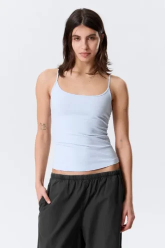 Camiseta sin mangas ajustada con tirantes y cuello redondo – Azul claro
