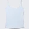 Camiseta sin mangas ajustada con tirantes y cuello redondo – Azul claro Camiseta sin mangas ajustada con tirantes y cuello redondo – Azul claro