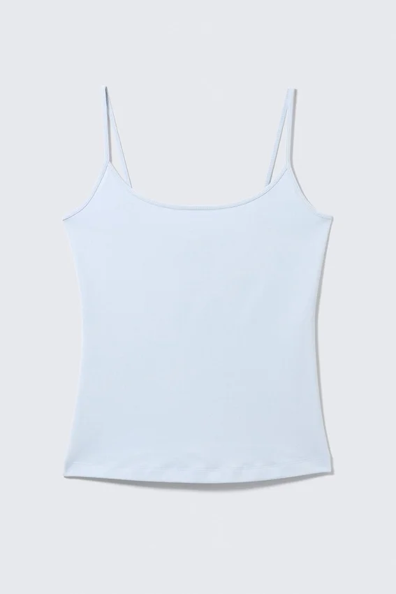 Camiseta sin mangas ajustada con tirantes y cuello redondo – Azul claro Camiseta sin mangas ajustada con tirantes y cuello redondo – Azul claro