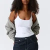 Camiseta sin mangas ajustada con tirantes y cuello redondo – Blanca Camiseta sin mangas ajustada con tirantes y cuello redondo – Blanca