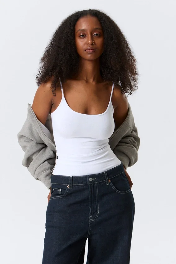 Camiseta sin mangas ajustada con tirantes y cuello redondo – Blanca Camiseta sin mangas ajustada con tirantes y cuello redondo – Blanca