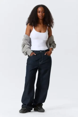 Camiseta sin mangas ajustada con tirantes y cuello redondo – Blanca