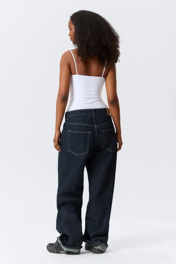 Camiseta sin mangas ajustada con tirantes y cuello redondo – Blanca Camiseta sin mangas ajustada con tirantes y cuello redondo – Blanca
