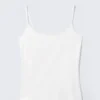Camiseta sin mangas ajustada con tirantes y cuello redondo – Blanca Camiseta sin mangas ajustada con tirantes y cuello redondo – Blanca