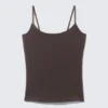 Camiseta sin mangas ajustada con tirantes y cuello redondo – Marrón oscuro Camiseta sin mangas ajustada con tirantes y cuello redondo – Marrón oscuro