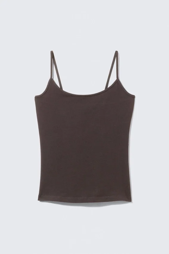 Camiseta sin mangas ajustada con tirantes y cuello redondo – Marrón oscuro Camiseta sin mangas ajustada con tirantes y cuello redondo – Marrón oscuro