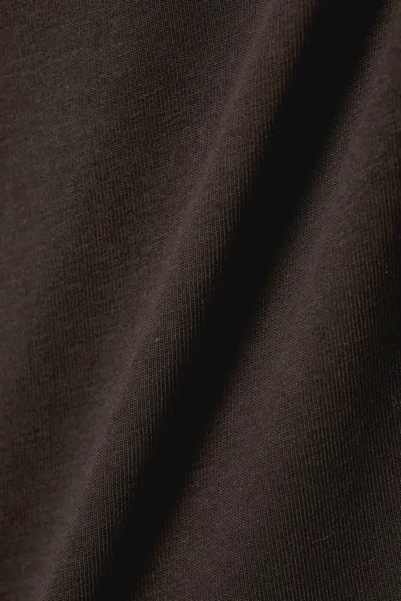 Camiseta sin mangas ajustada con tirantes y cuello redondo – Marrón oscuro Camiseta sin mangas ajustada con tirantes y cuello redondo – Marrón oscuro