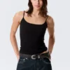 Camiseta sin mangas ajustada con tirantes y cuello redondo – Negro Camiseta sin mangas ajustada con tirantes y cuello redondo – Negro