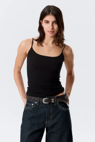 Camiseta sin mangas ajustada con tirantes y cuello redondo – Negro
