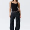 Camiseta sin mangas ajustada con tirantes y cuello redondo – Negro Camiseta sin mangas ajustada con tirantes y cuello redondo – Negro