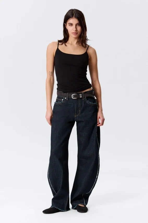 Camiseta sin mangas ajustada con tirantes y cuello redondo – Negro Camiseta sin mangas ajustada con tirantes y cuello redondo – Negro