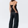 Camiseta sin mangas ajustada con tirantes y cuello redondo – Negro Camiseta sin mangas ajustada con tirantes y cuello redondo – Negro