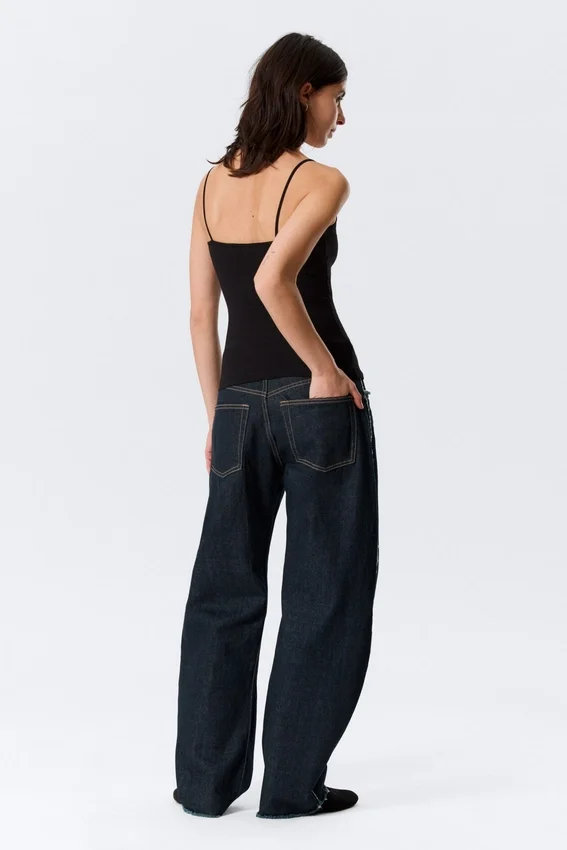 Camiseta sin mangas ajustada con tirantes y cuello redondo – Negro Camiseta sin mangas ajustada con tirantes y cuello redondo – Negro