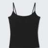 Camiseta sin mangas ajustada con tirantes y cuello redondo – Negro Camiseta sin mangas ajustada con tirantes y cuello redondo – Negro
