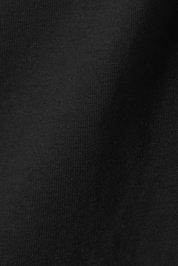 Camiseta sin mangas ajustada con tirantes y cuello redondo – Negro Camiseta sin mangas ajustada con tirantes y cuello redondo – Negro