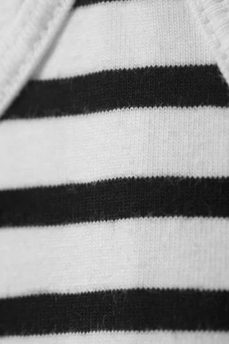 Camiseta sin mangas ajustada con tirantes y cuello redondo – Rayas blancas y negras