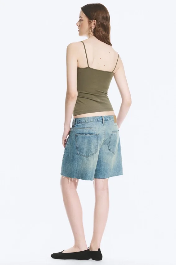 Camiseta sin mangas ajustada de algodón con cuello en V – Verde caqui apagado Camiseta sin mangas ajustada de algodón con cuello en V – Verde caqui apagado