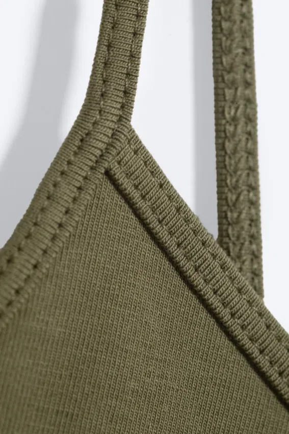 Camiseta sin mangas ajustada de algodón con cuello en V – Verde caqui apagado Camiseta sin mangas ajustada de algodón con cuello en V – Verde caqui apagado