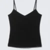 Camiseta sin mangas de algodón con cuello en V ajustada – Negro Camiseta sin mangas de algodón con cuello en V ajustada – Negro
