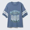 Camiseta universitaria de manga corta con estampados – Azul empolvado – Magic Rose Camiseta universitaria de manga corta con estampados – Azul empolvado – Magic Rose