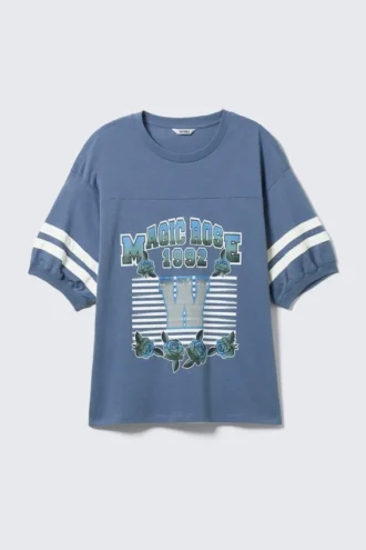 Camiseta universitaria de manga corta con estampados – Azul empolvado – Magic Rose
