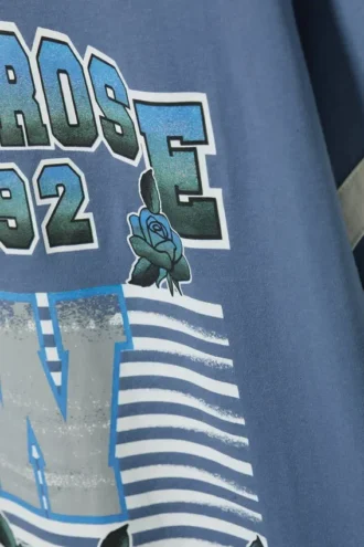Camiseta universitaria de manga corta con estampados – Azul empolvado – Magic Rose